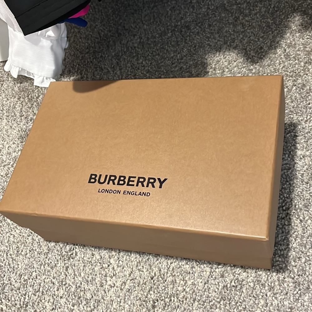 Burberry Cream Sandals with Open Toe and Padded Straps - Picture 5 of 10